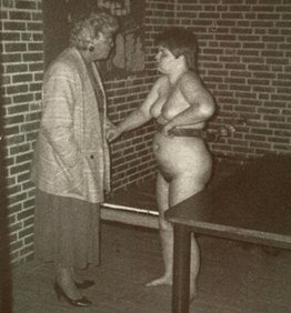 Jolanda Venema en haar moeder, zoals in 1988 afgebeeld op de voorpagina van de Volkskrant.