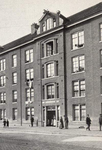 Het eerste complex rug-aan-rug-woningen Planciusstraat - opgeleverd in 1856. 