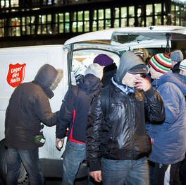 Oost-Europese daklozen bij de soepbus van het Leger de Heils op de Westerdokskade in Amsterdam.