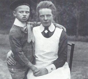 Zuster S.P. van der Ploeg met een patientje, ’s Heerenloo, 1917