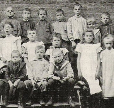 De eerste klas voor achterlijke kinderen op de school van Meester D. Köhler.