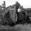 Plaggenhut met bewoners in Drenthe, 1936. 