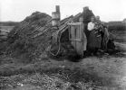 Plaggenhut met bewoners in Drenthe, 1936. 