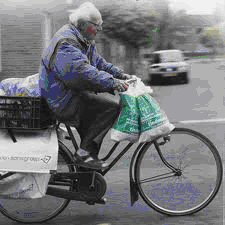 Broodpater Gerrit Poels doet in Tilburg zijn dagelijkse ronde.