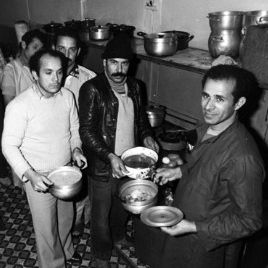 Marokkaanse gastarbeiders eten in een pension. 