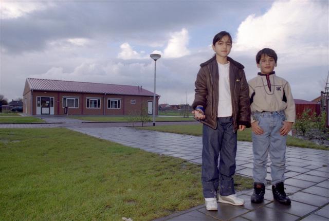 Vanaf 1987 worden asielzoekers opgevangen in AZCs - asielzoekerscentra. 