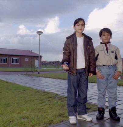 Vanaf 1987 worden asielzoekers opgevangen in AZCs - asielzoekerscentra. 